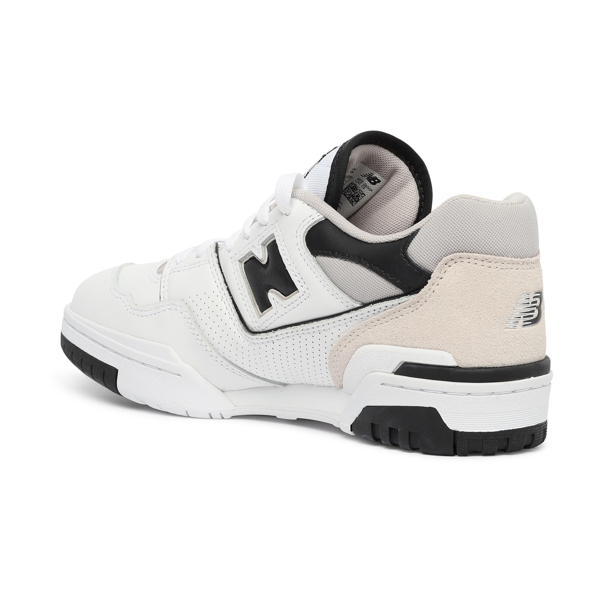 Le nuove sneakers 550 unisex che rendono omaggio all'originale tomaia in pelle, tessuto sintetico e mesh, chiusura con lacci e suola in gomma white black man  - 4
