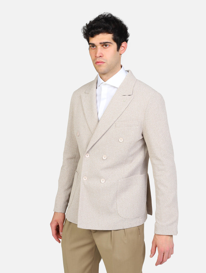 art. a302svevo91tf494: giacca doppiopetto a revers a lancia, con tasche a toppa sui fianchi, maniche con polsini abbottonati e fondo spacchi