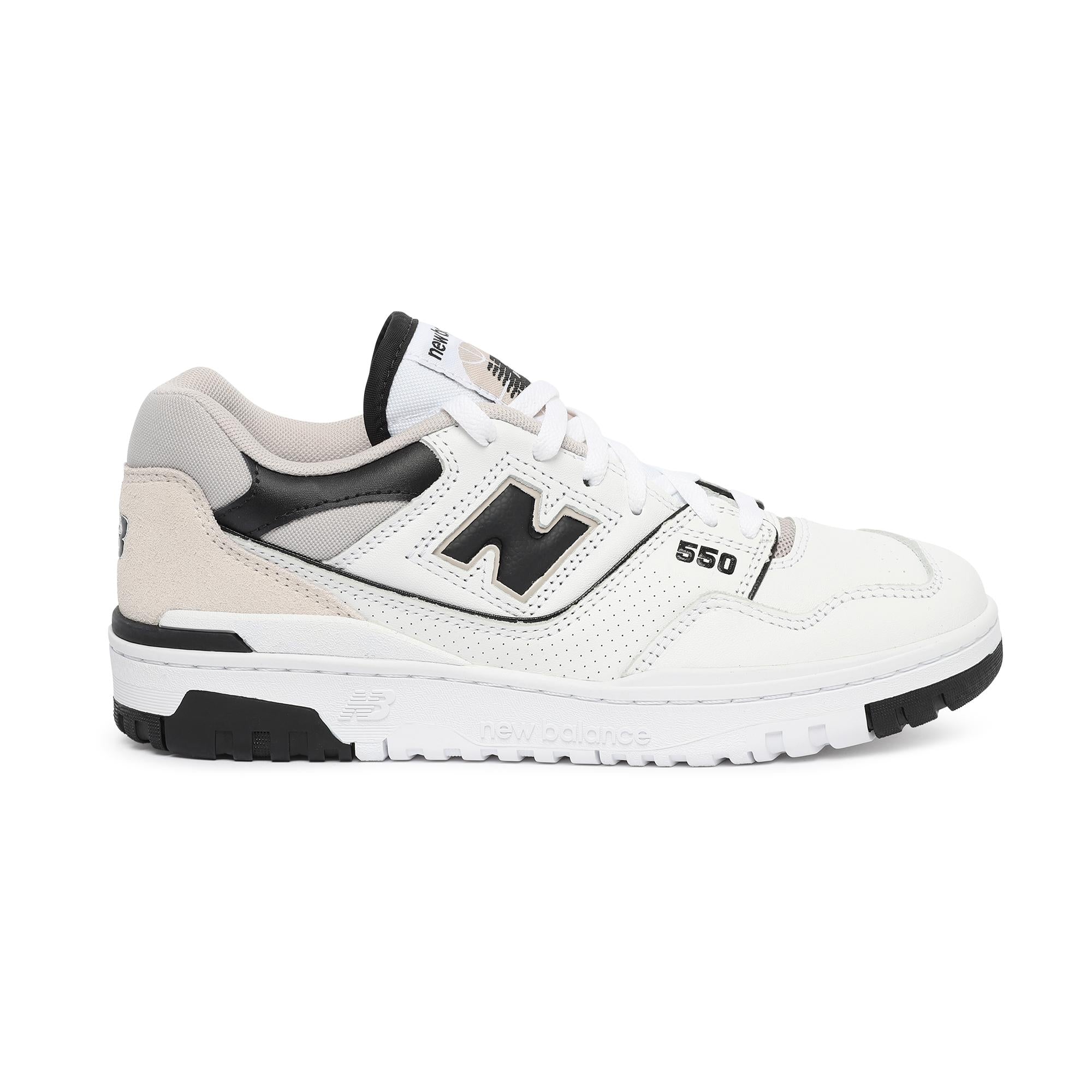Le nuove sneakers 550 unisex che rendono omaggio all'originale tomaia in pelle, tessuto sintetico e mesh, chiusura con lacci e suola in gomma white black man  - 1