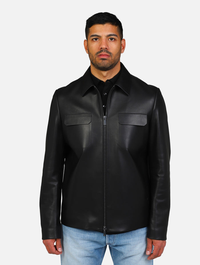 art. ja-infinity-ss25: giacca pelle manica lunga con chiusura zip con tasche a taglio e finte tasche anteriori