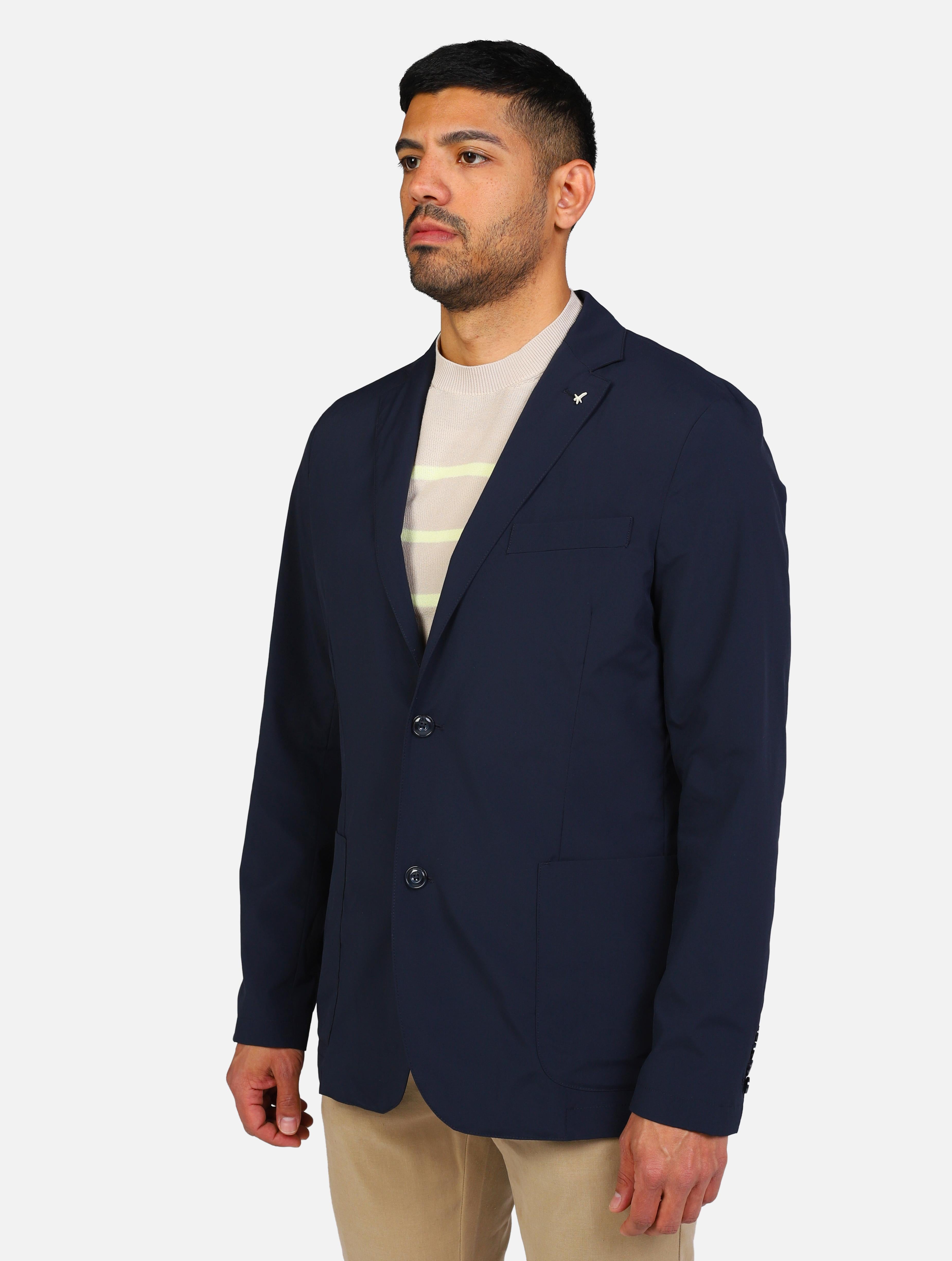 art. a302alan60tp944: giacca a due bottoni in tessuto tecnico con taschino a filetto sul petto, maniche con polsini abbottonati, collo a revers e fondo spacchi