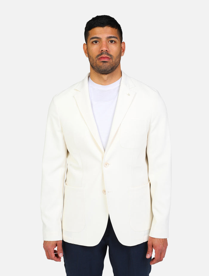 art. a302gege78jr019: giacca a due bottoni in jersey con taschino a toppa sul petto, maniche con polsini abbottonati, collo a revers, fondo spacchi