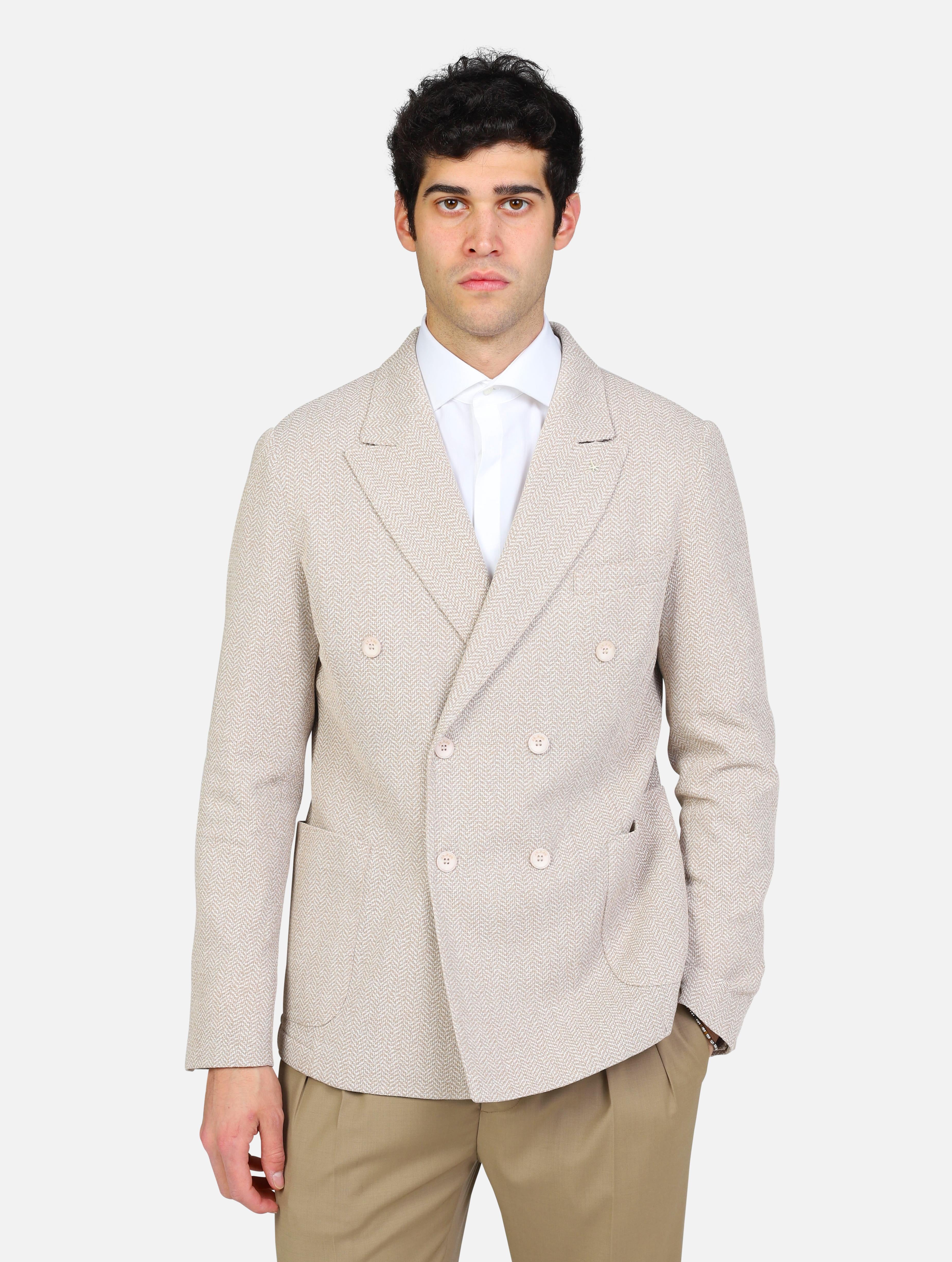 art. a302svevo91tf494: giacca doppiopetto a revers a lancia, con tasche a toppa sui fianchi, maniche con polsini abbottonati e fondo spacchi