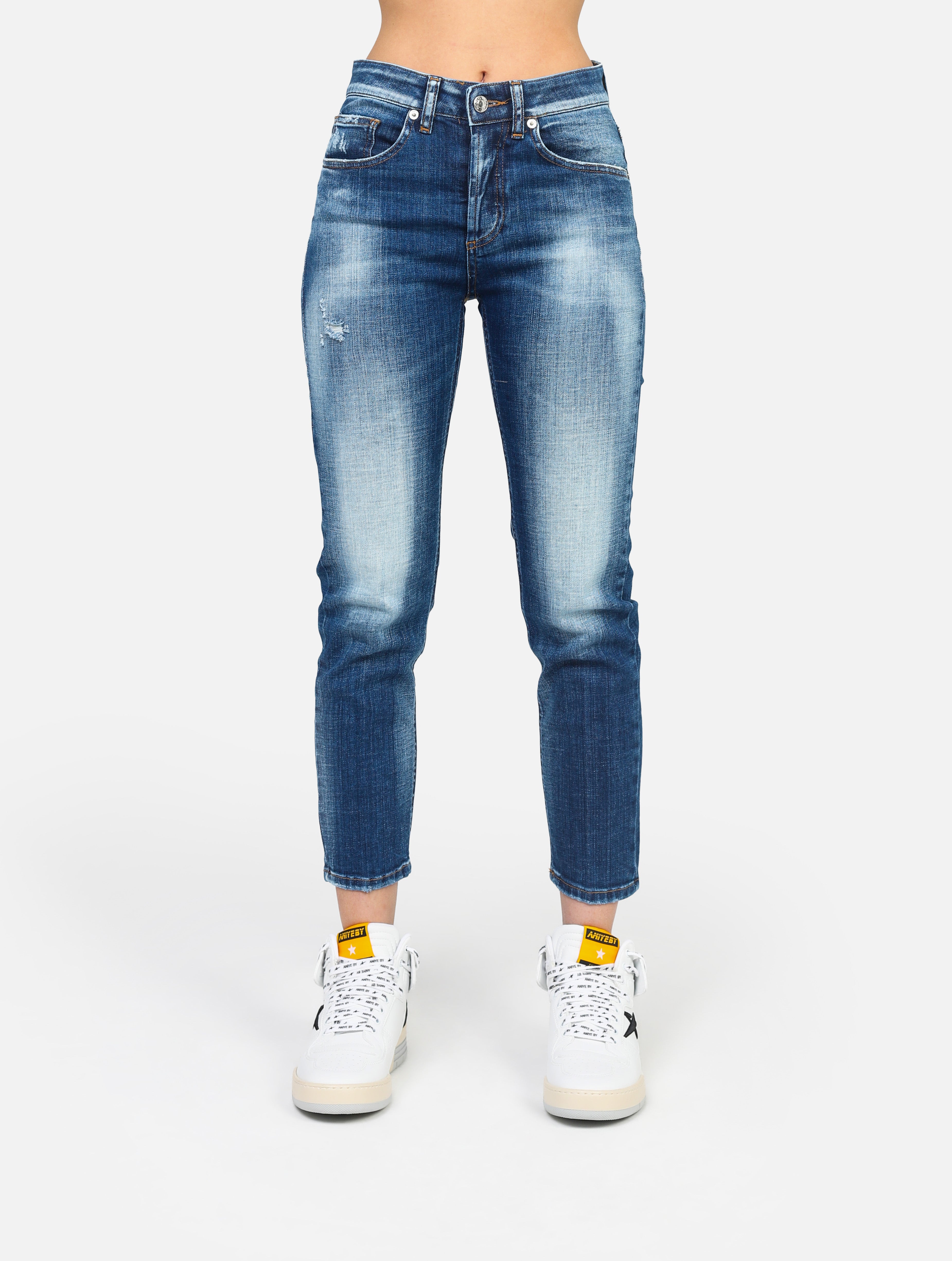 Jeans con 5 tasche daisy , slavato sul ginocchio, 1 piccola abrasione sotto la tasca, chiusura tutti bottoni -  denim donna 