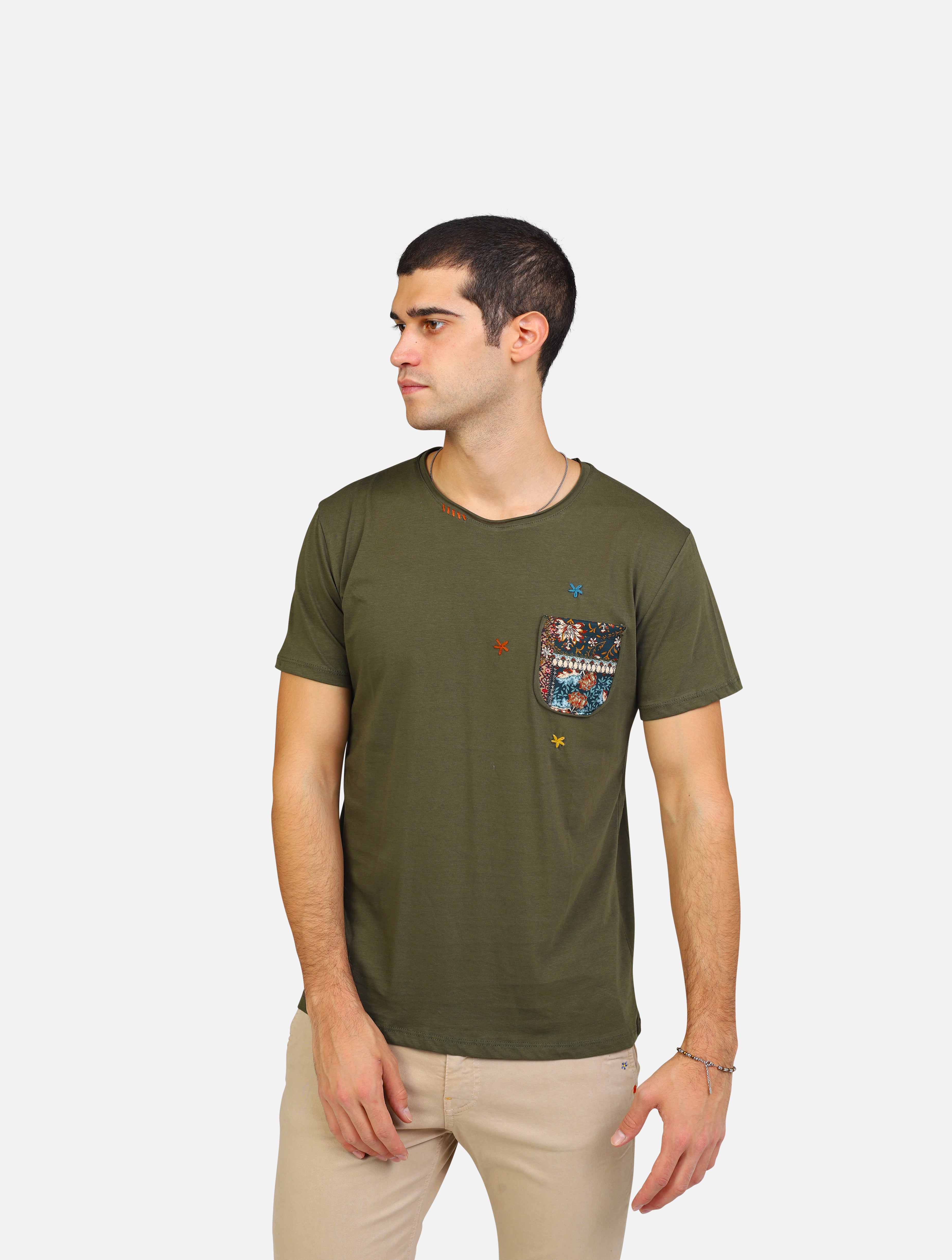 T-shirt con tasca fantasia verde uomo 