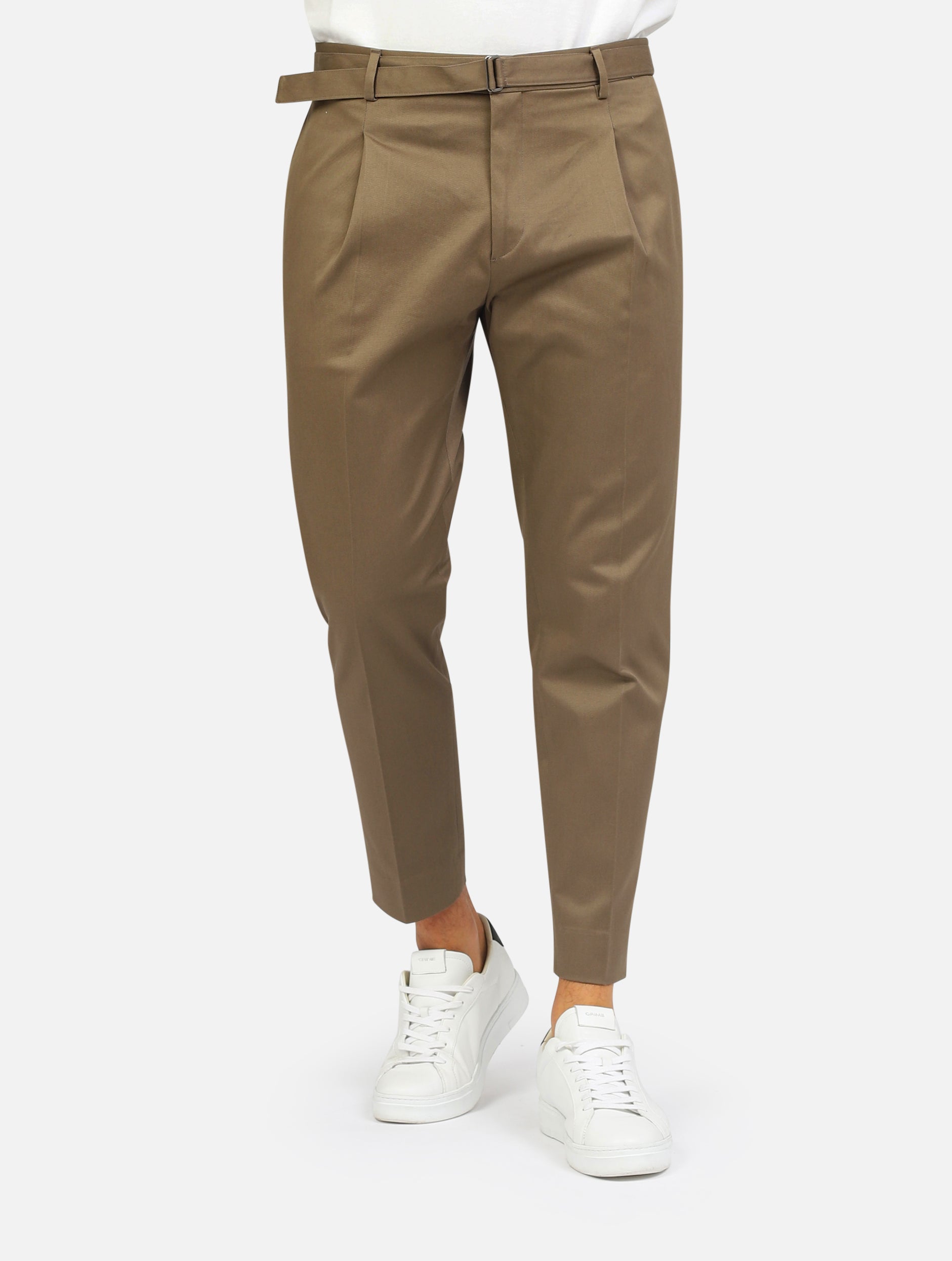 pantalone classico con tasche a taglio con cintura dello stesso colore e tessuto