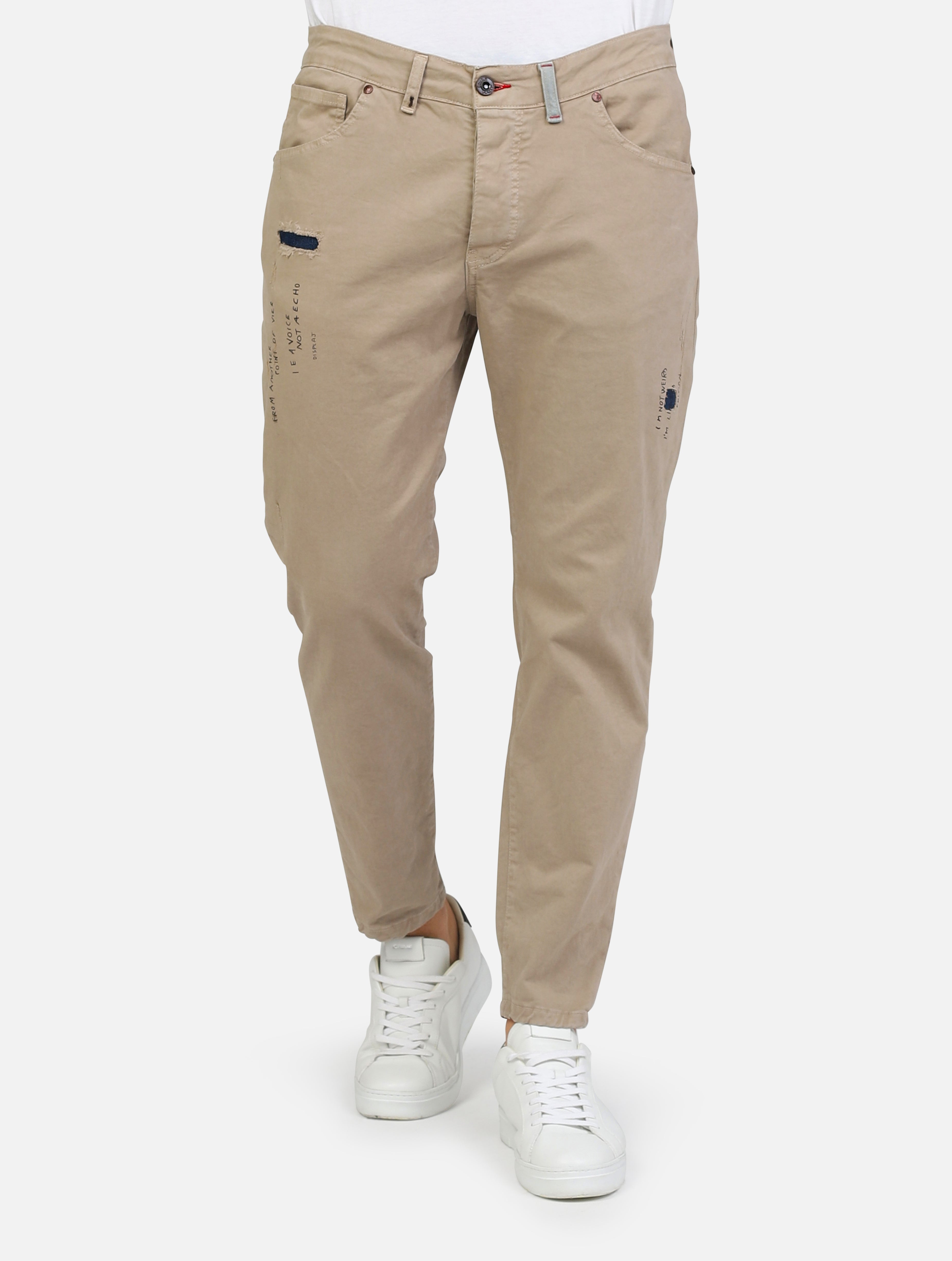 Pantalone con rotture, abrasioni, cuciture e scritte beige uomo 