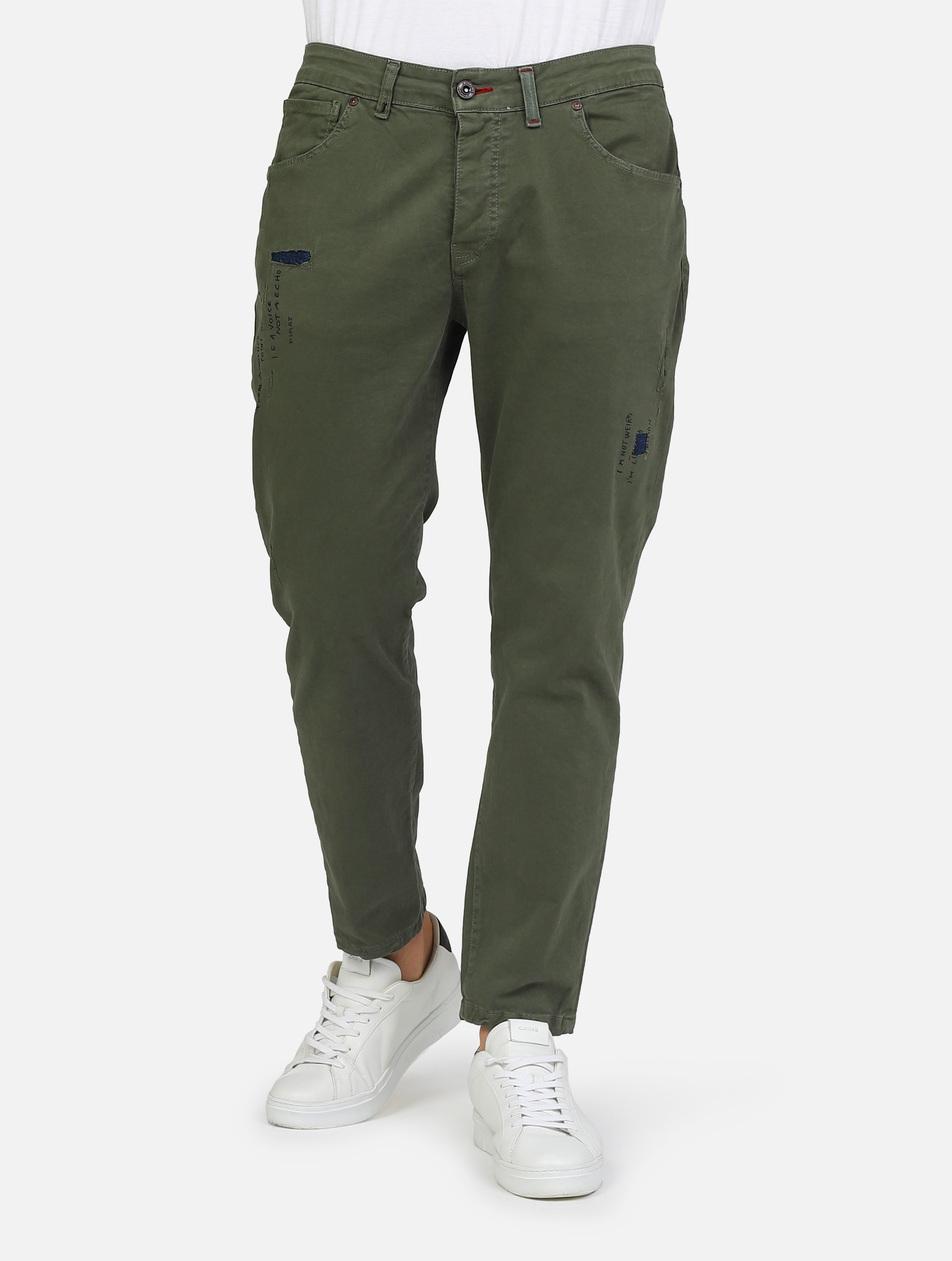 Pantalone con rotture, abrasioni, cuciture e scritte verde uomo 