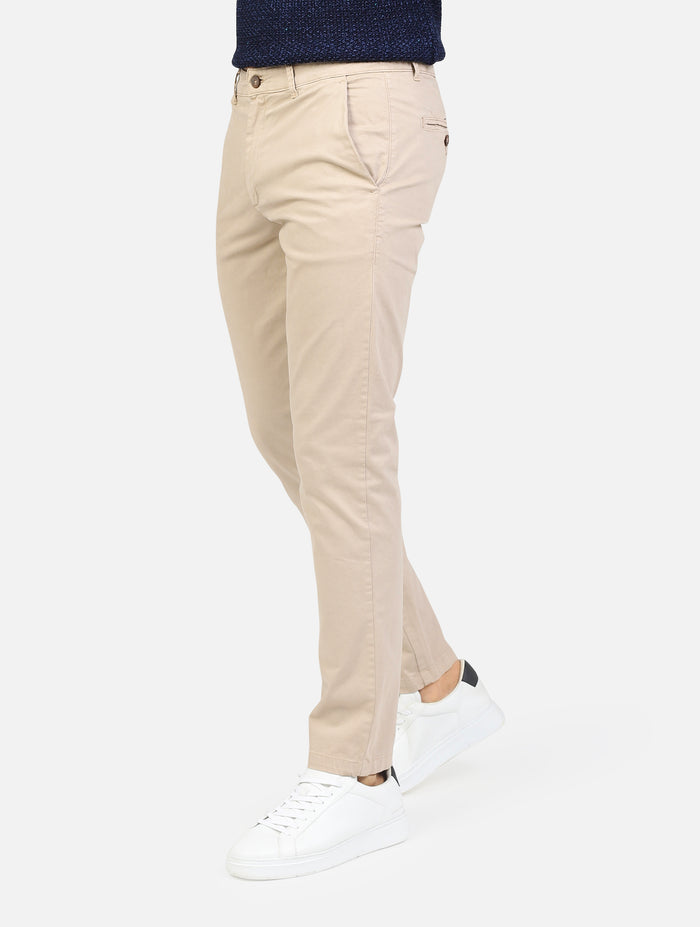 pantalone chino con tasche a taglio con vestibilità normale