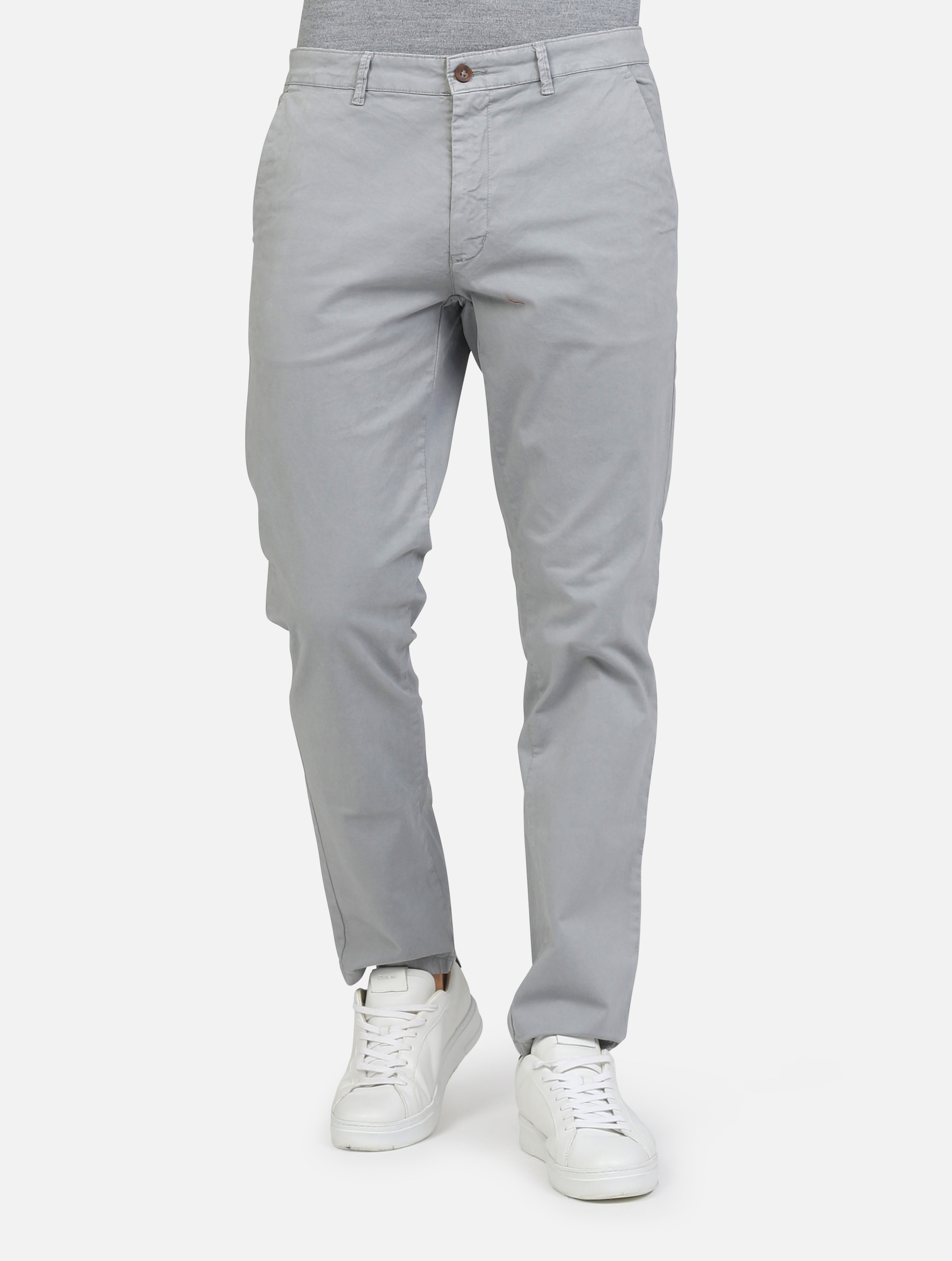 pantalone chino con tasche a taglio con vestibilità normale