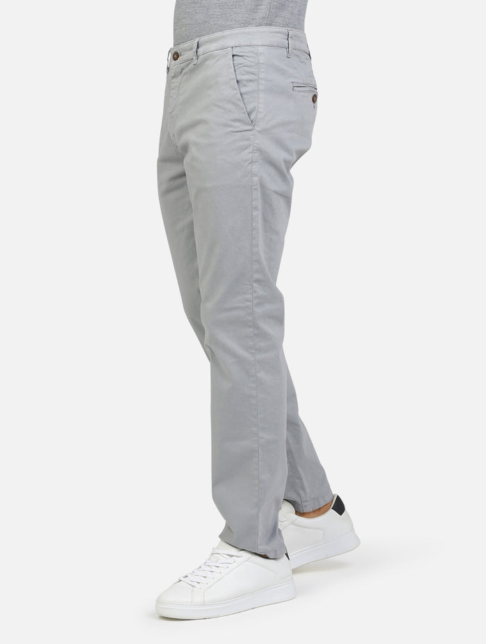 pantalone chino con tasche a taglio con vestibilità normale