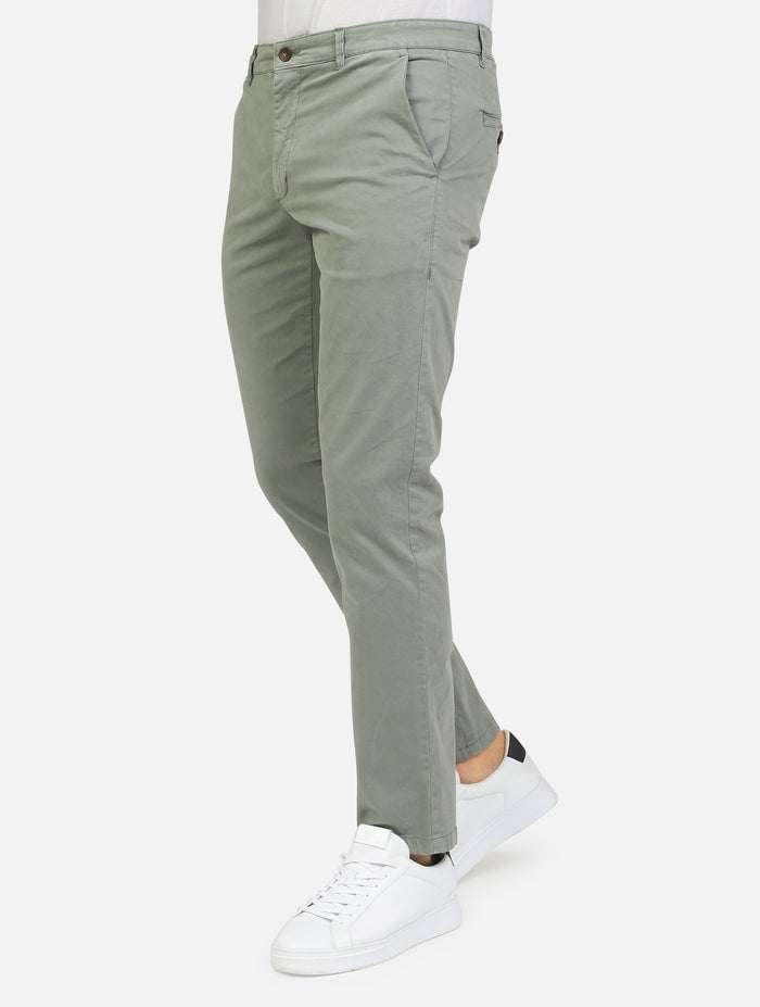 pantalone chino con tasche a taglio con vestibilità normale