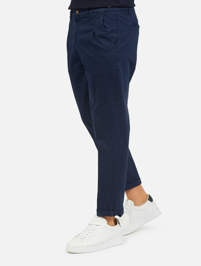 pantalone classico con le tasche a taglio