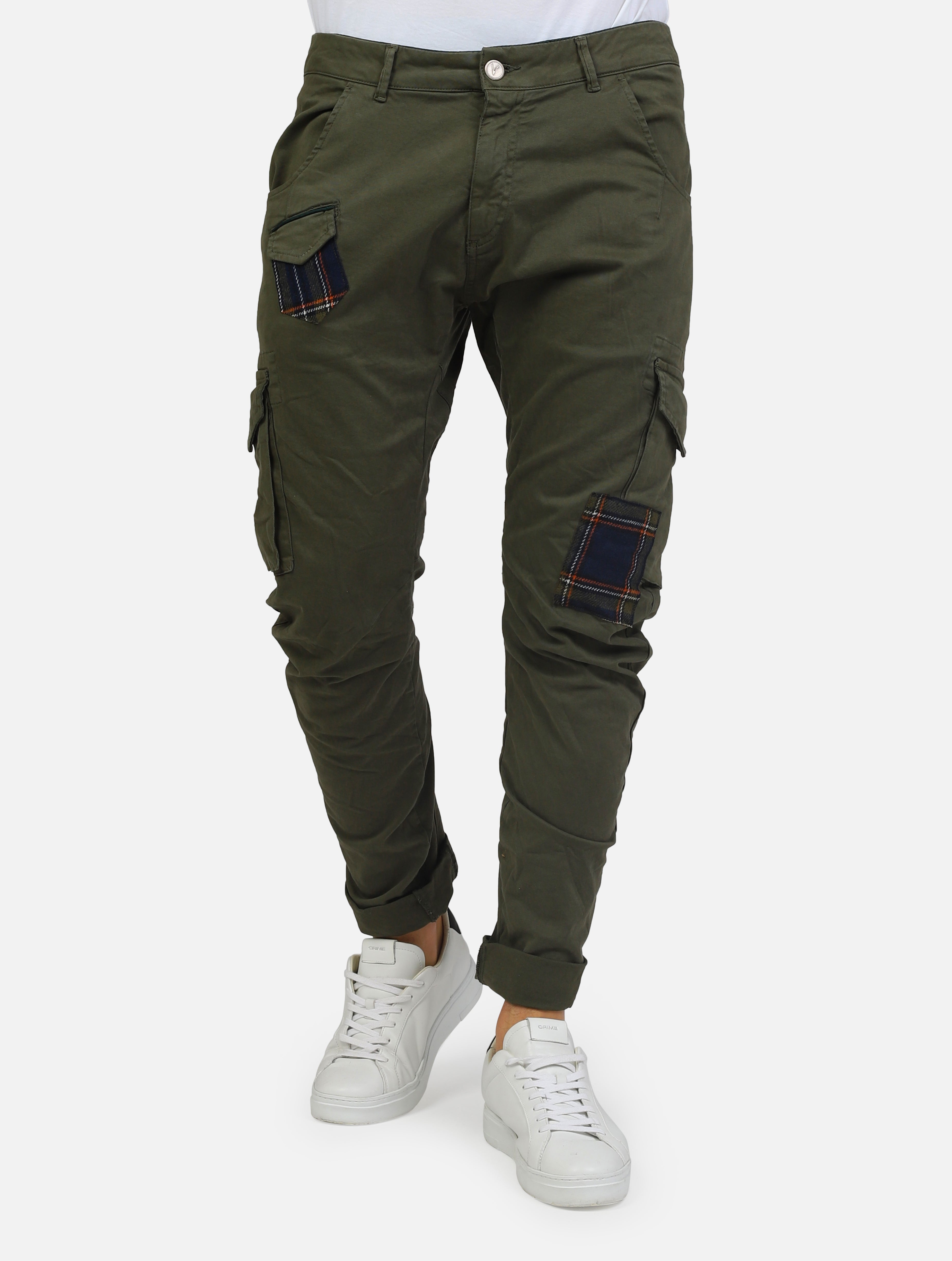 pantalone cargo con patch