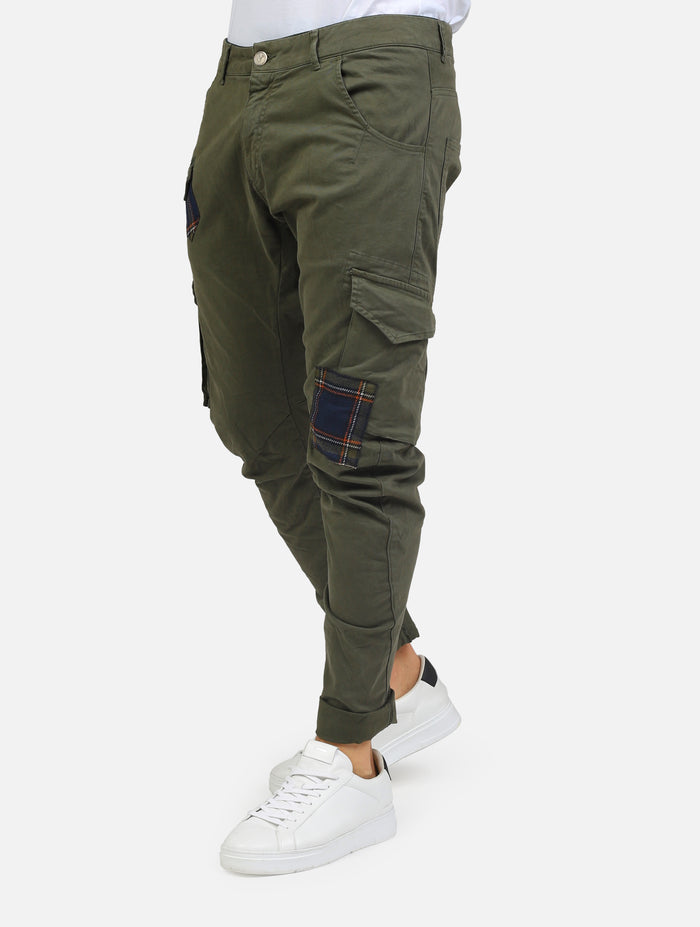 pantalone cargo con patch