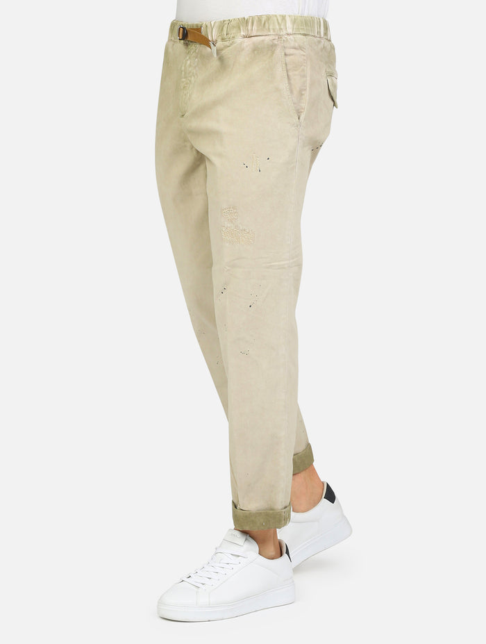 pantalaccio lungo tasche a taglio con piccole abrasioni e piccole macchie