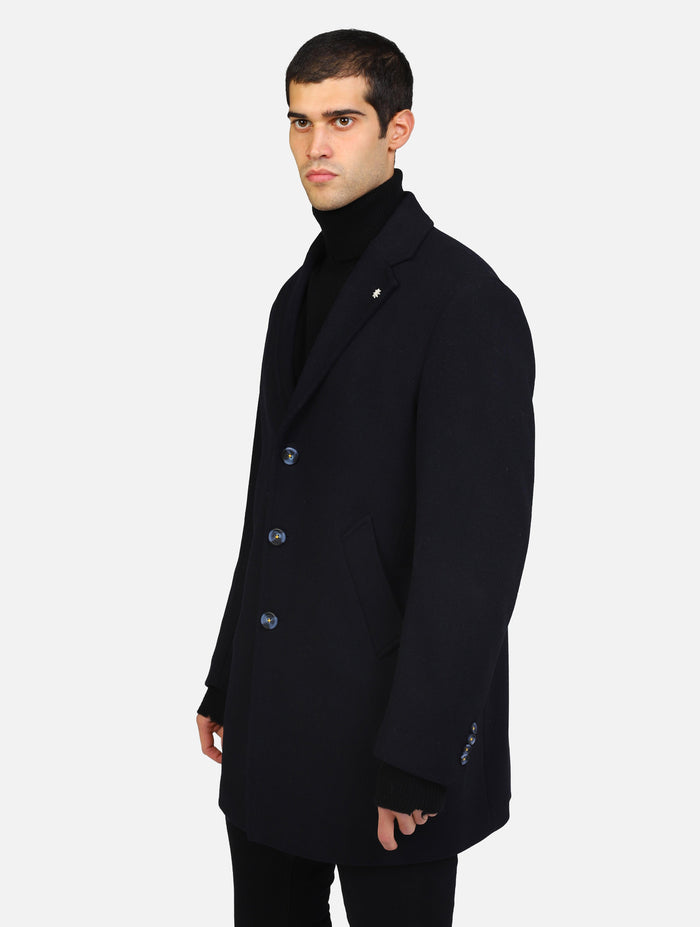 cappotto con chiusura a tre bottoni e tasche a taglio