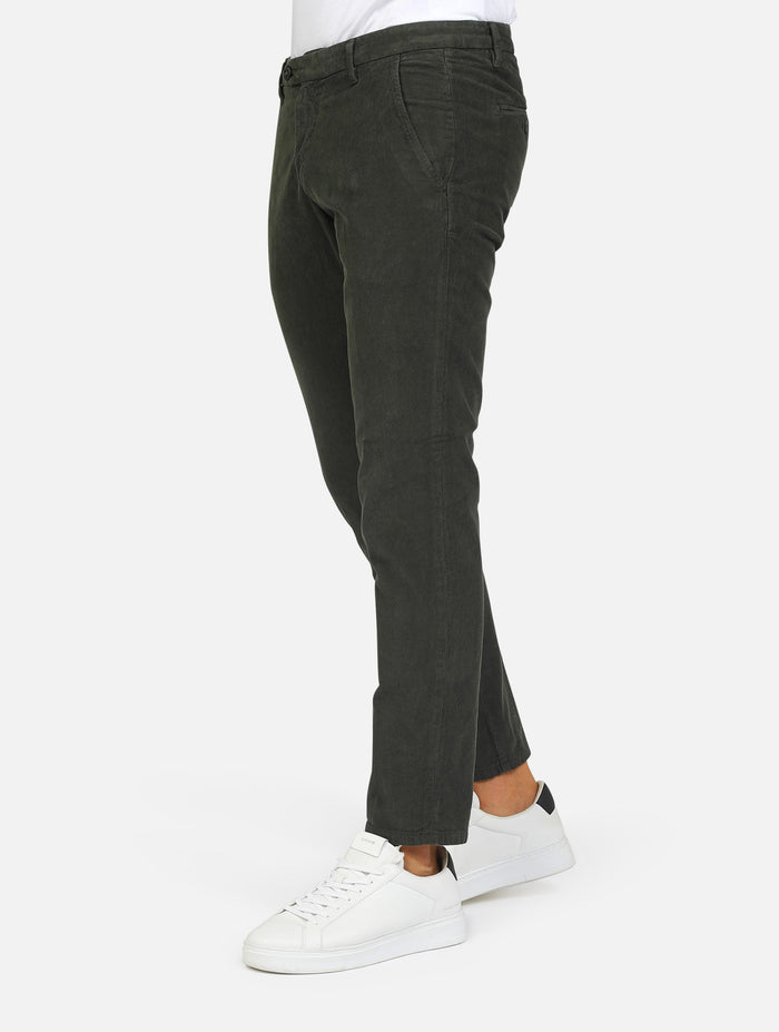 pantalone basico tasca a taglio slim fit