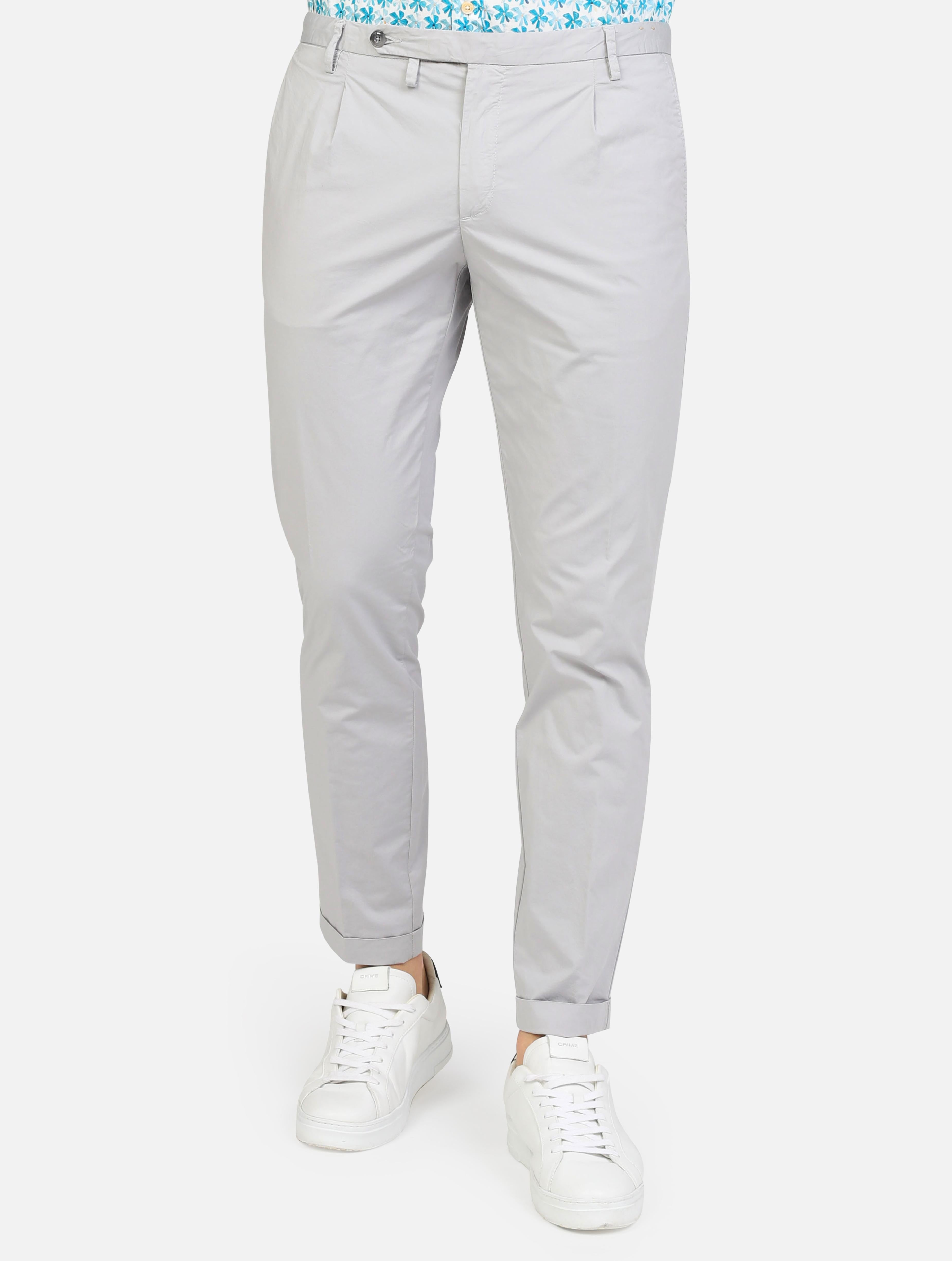 art. a301sasap353tc506/t: pantalone chino slim fit con pinces frontali; modello con chiusura frontale a cerniera e bottone; tasche anteriori e posteriori a file