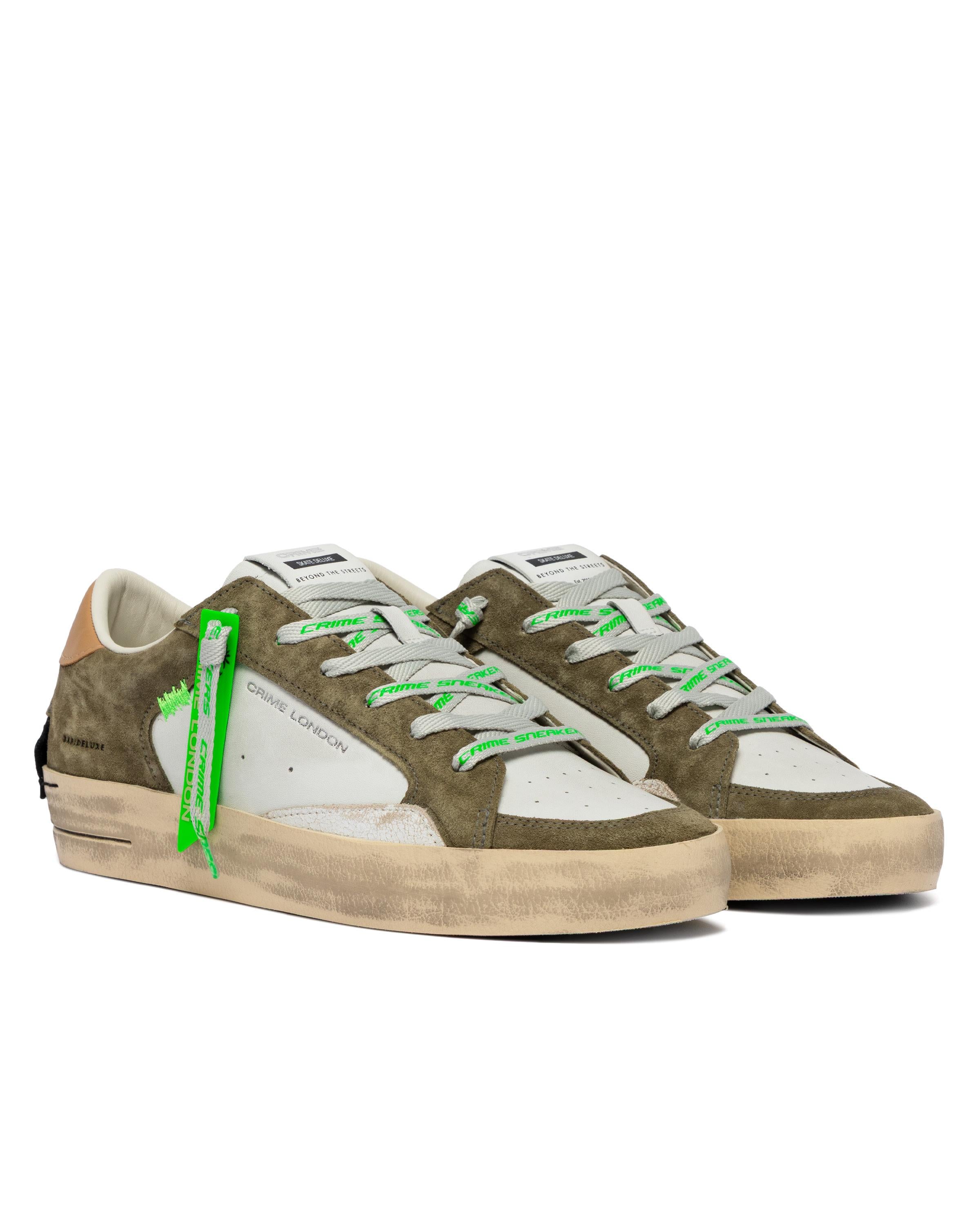 MOCHA CLAY sneaker realizzata con materiali di alta qualità made in italy<BR/>tomaia in pelle bianca, dettagli in suede grigio chiaro<BR/>talloncino