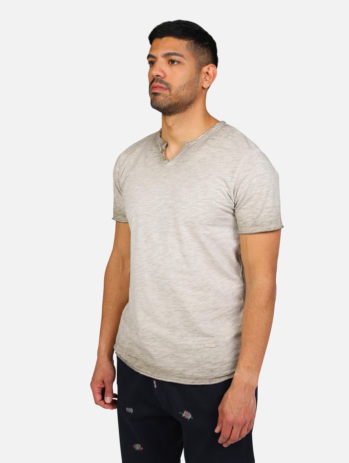art. lt19232-s25: t-shirt girocollo taglio vivo con bottoni cuciti sul collo