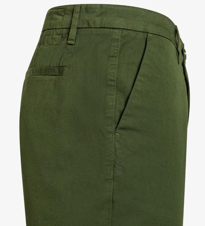 art. b35101: bermuda chino in cotone stretch, con risvolto sul fondo, chiusura con bottone e zip coperta