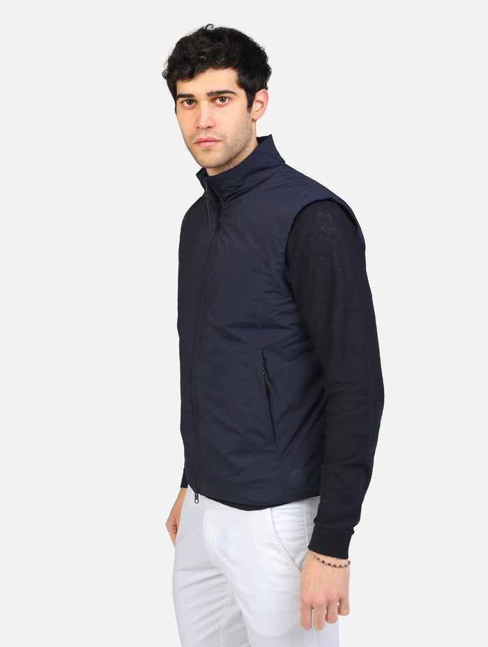 art. nobu pm808: giacchetto smanicato con chiusura a cerniera e tasche a taglio con chiusura a cerniera a scomparsa