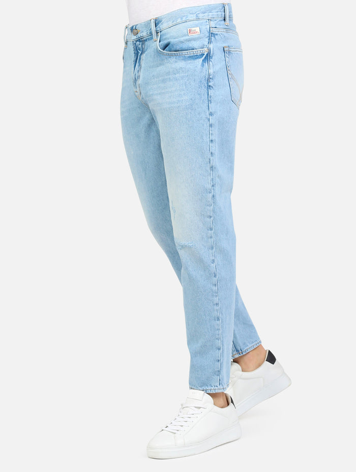 art. rsc002d6862923: jeans vita media, salpa sul retro, chiusura con bottone logato e zip, due tasche sul fronte e due tasche sul retro logate. carrot fit