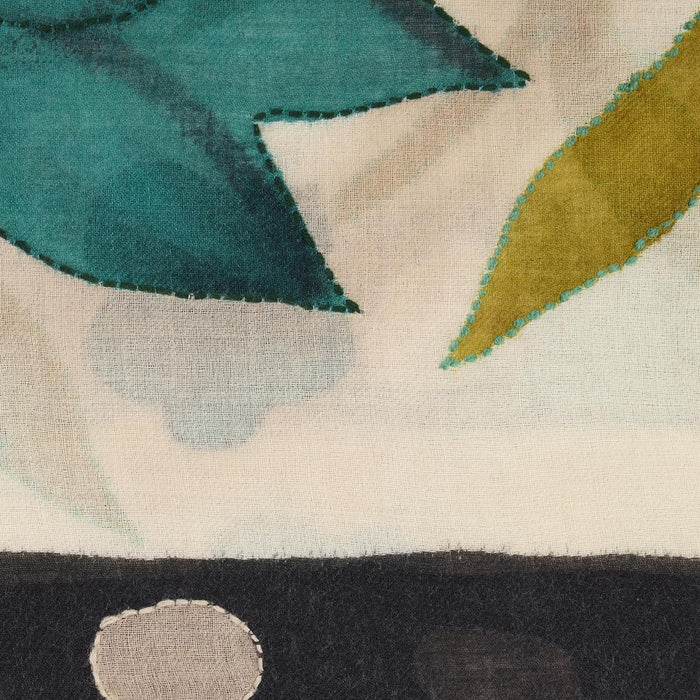 Spontanea sciarpa ricamata in pura lana vergine