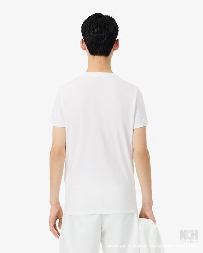 t-shirt con logo lacoste realizzata in cotone di alta qualità, coltivato in perù, particolarmente fine, leggero, resistente e con una leggera lucent