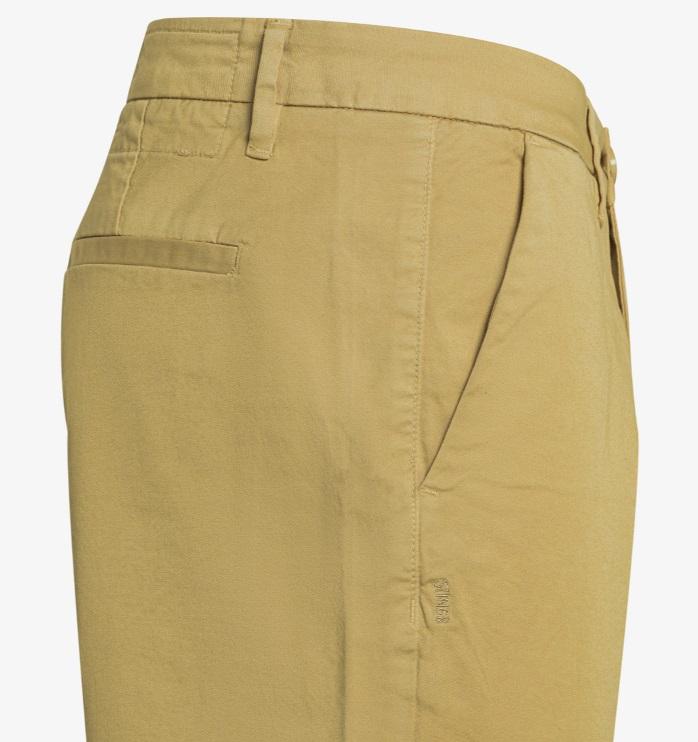 art. b35101: bermuda chino in cotone stretch, con risvolto sul fondo, chiusura con bottone e zip coperta