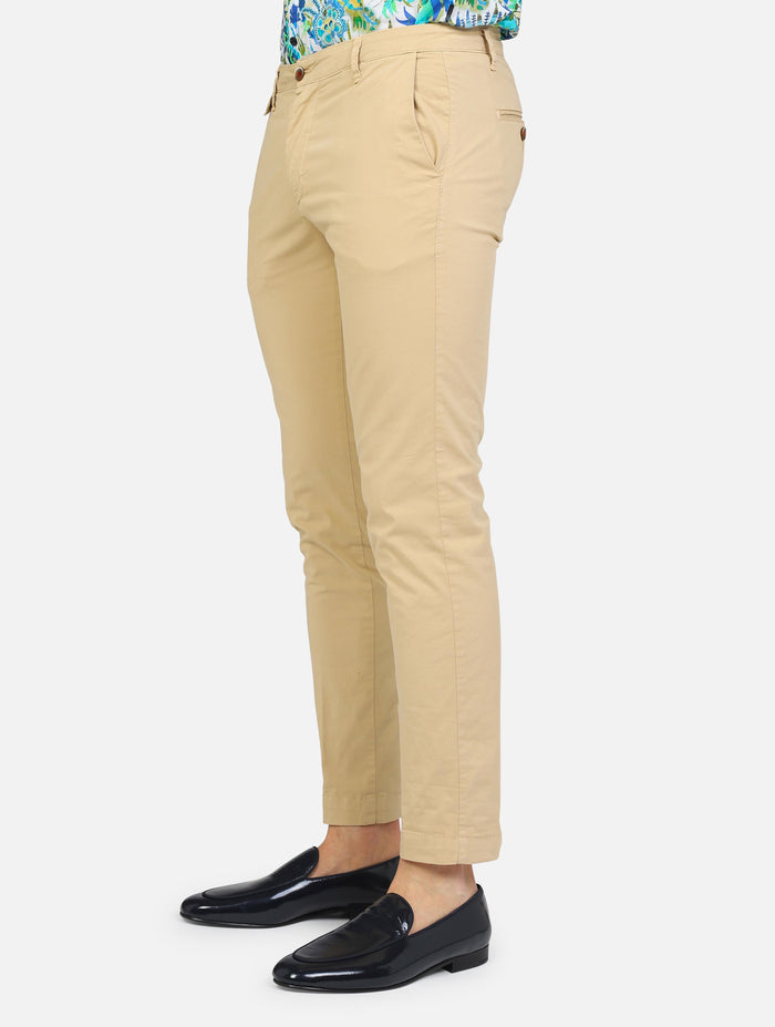 art. cile 225001: pantalone chino con tasche a taglio, taschino ricamato con bottone a fiore