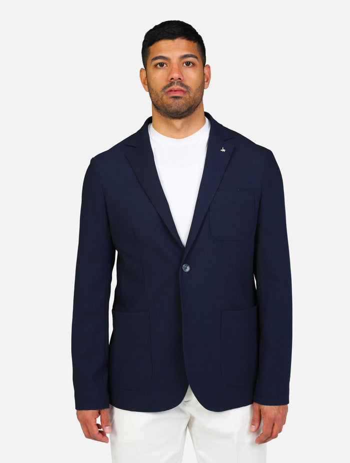 art. a302gege78jr019: giacca a due bottoni in jersey con taschino a toppa sul petto, maniche con polsini abbottonati, collo a revers, fondo spacchi