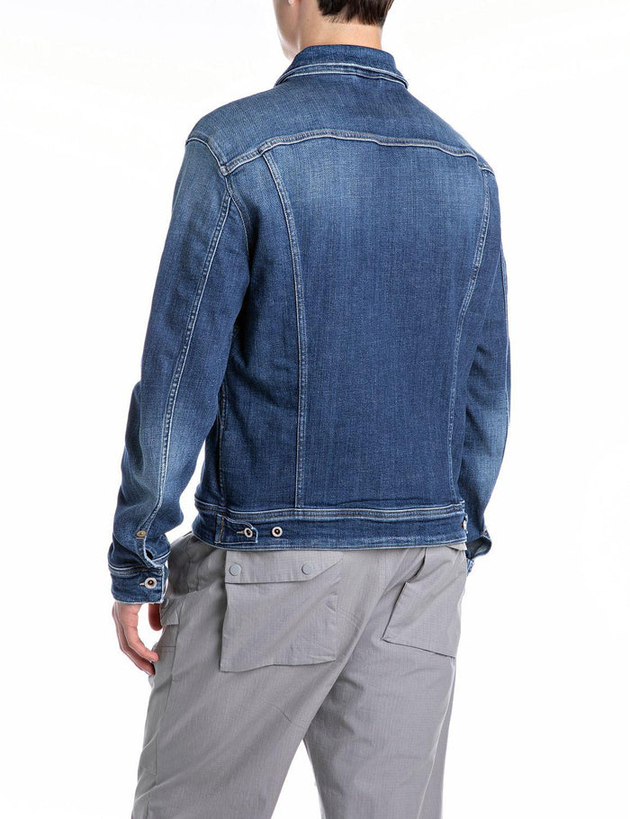 art. mv842j: giubbotto in jeans con chiusura a bottoni e taschini anteriori con chiusura a bottoni, con effetto slavato