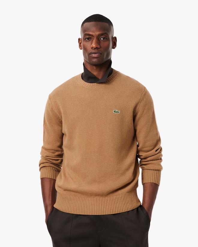 maglione realizzato in lana cardata di prima qualità che offre calore ed eleganza senza tempo. inoltre i sofisticati dettagli di finitura, come le fa