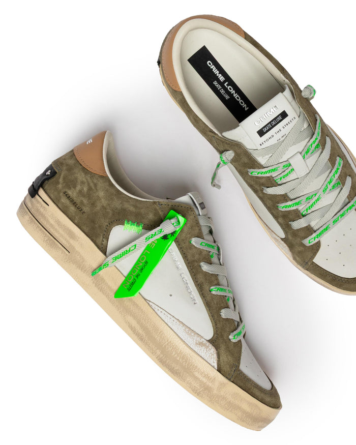 MOCHA CLAY sneaker realizzata con materiali di alta qualità made in italy<BR/>tomaia in pelle bianca, dettagli in suede grigio chiaro<BR/>talloncino