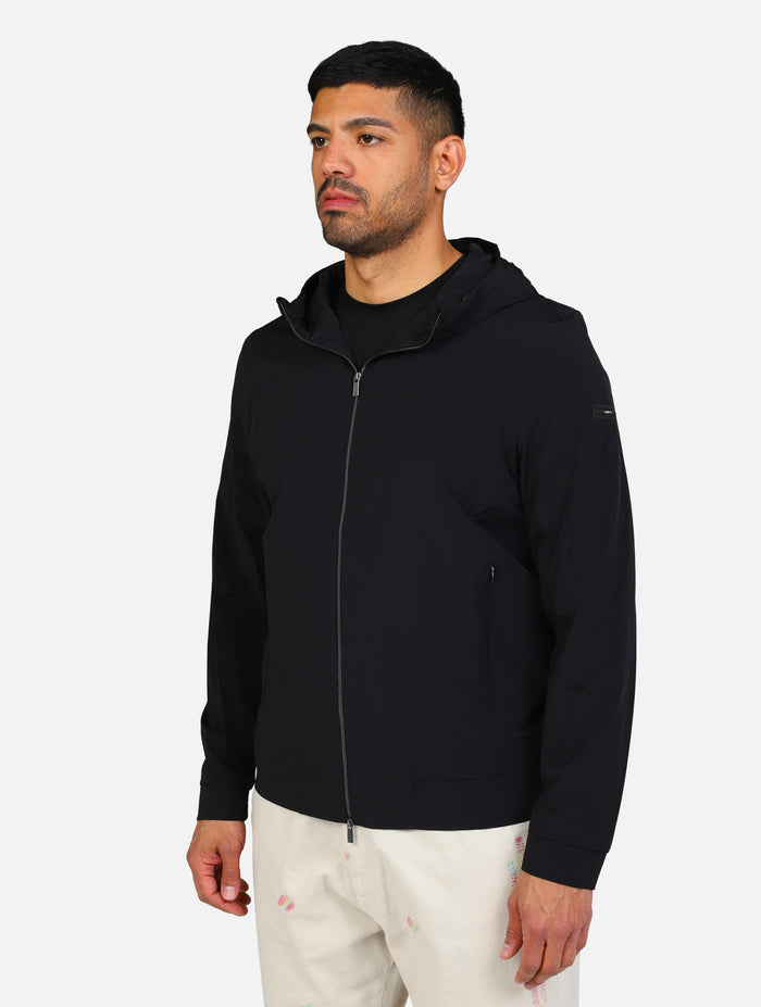 art. cg-ruiz hood-ss25: giacchetto con cappuccio, antivento, stretch ad asciugatura rapida, collo alto, chiusura zip e logo patch sulla manica lunga
