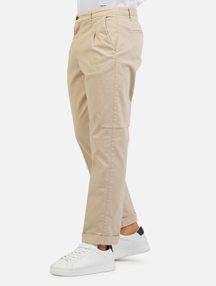 pantalone classico con le tasche a taglio