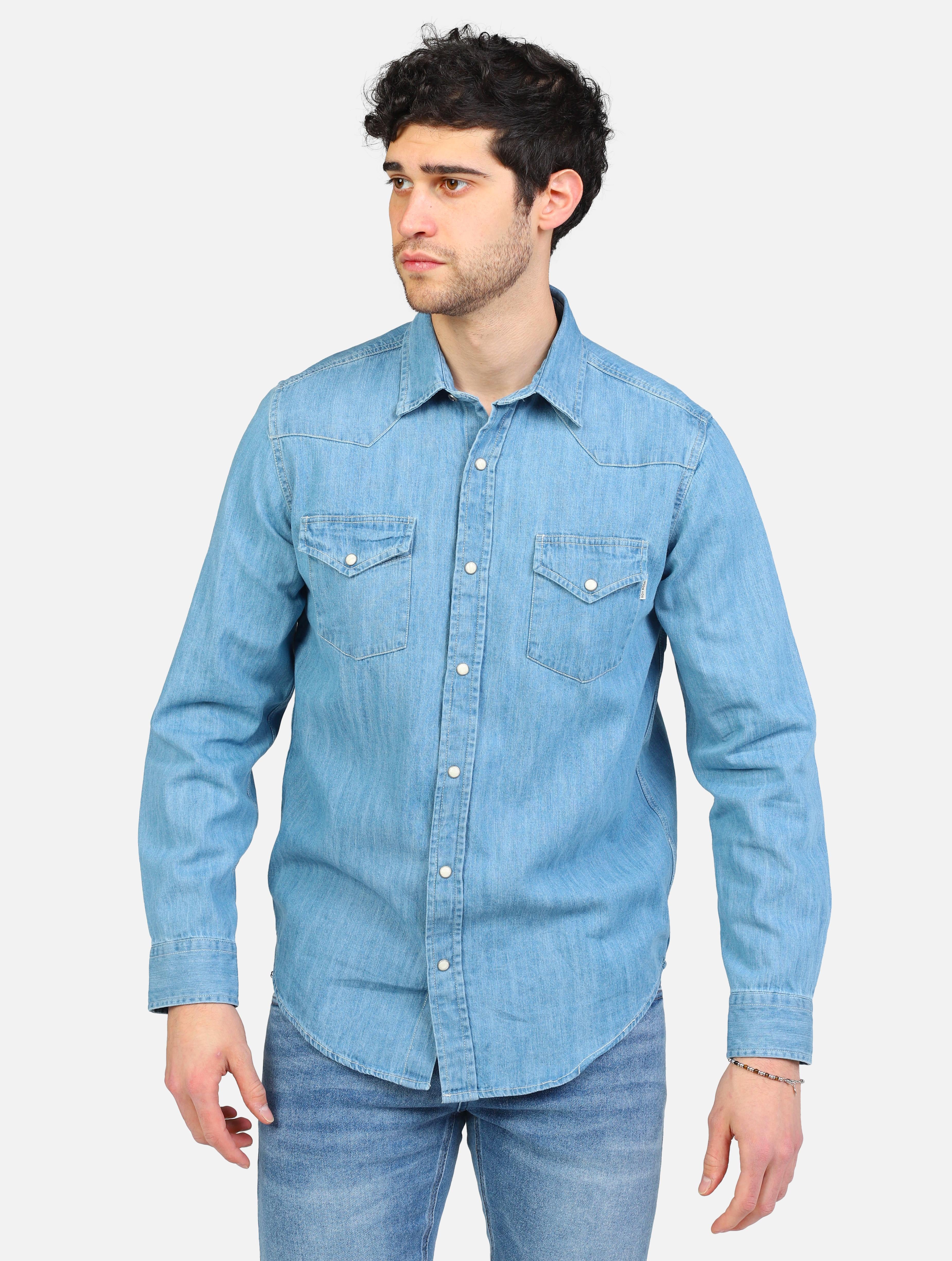 art. rru400cg340102: camicia martin in denim con lavaggio chiaro e impunture in contrasto. colletto classico. chiusura con bottoni a pressione. regula