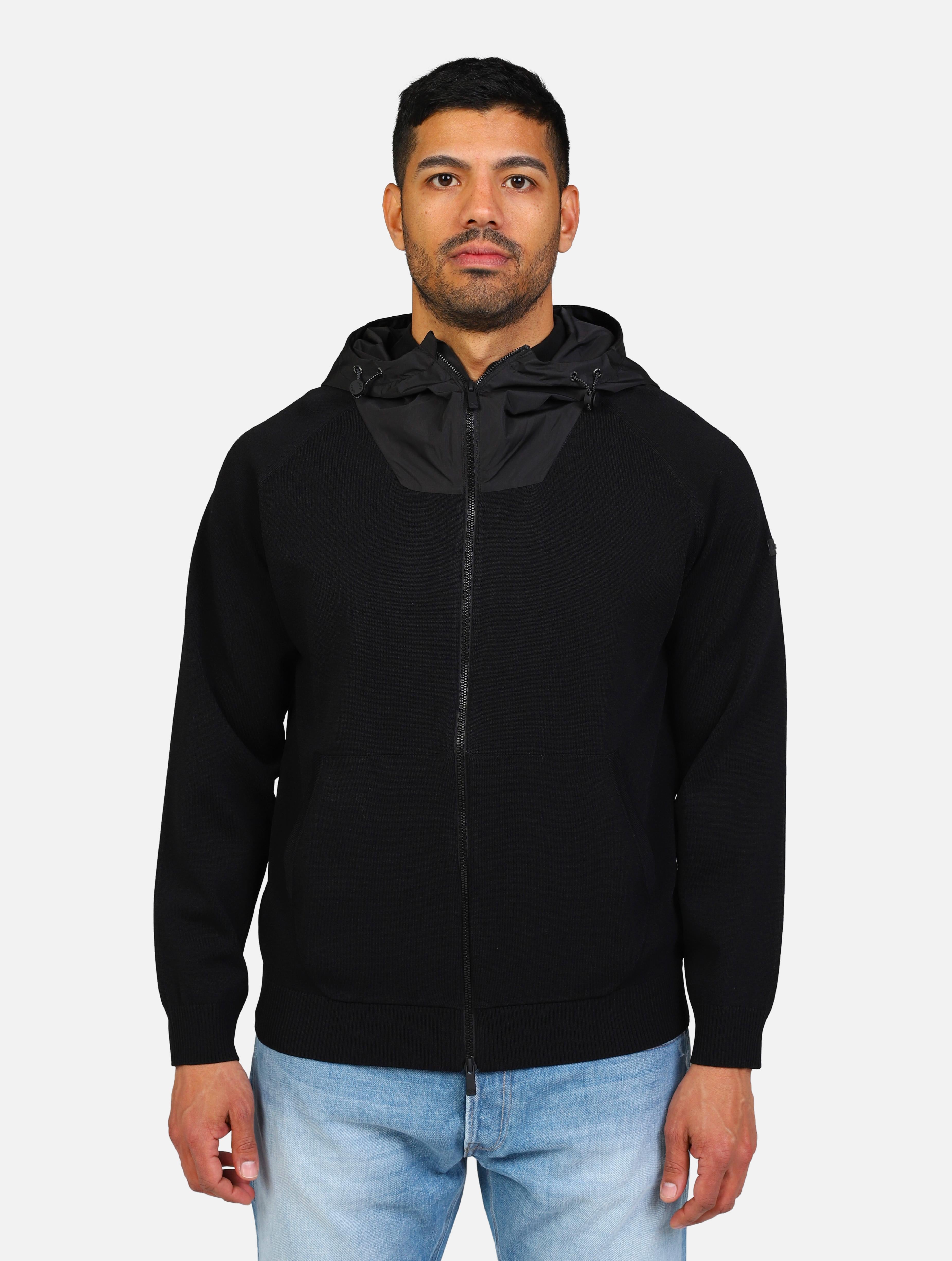 art. kn-sunny ny-ss25: giubbino in maglia con cappuccio impermeabile, completo di chiusura zip, tasche funzionali sulla parte anteriore; massima confortevolezza