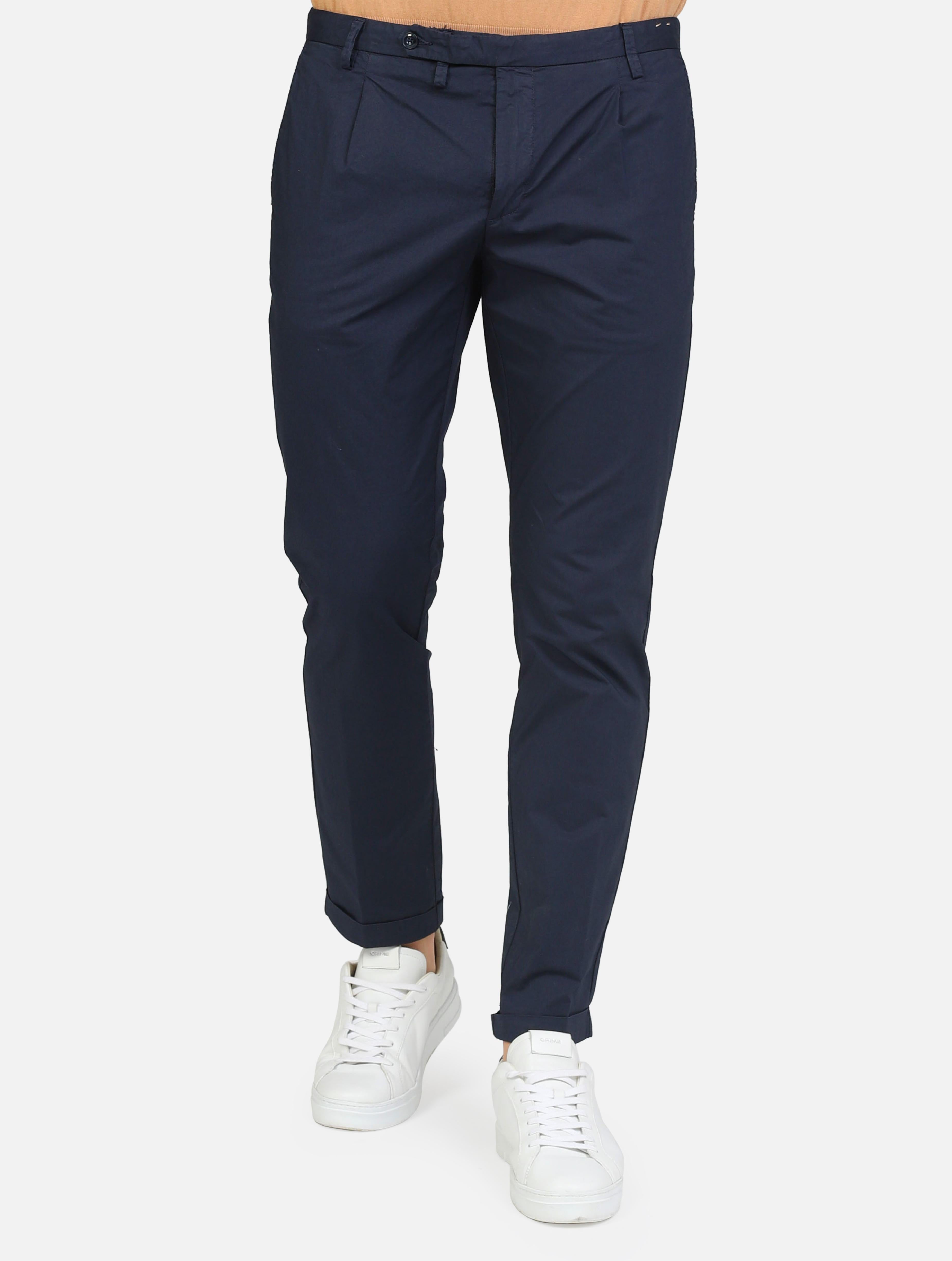 art. a301sasap353tc506/t: pantalone chino slim fit con pinces frontali; modello con chiusura frontale a cerniera e bottone; tasche anteriori e posteriori a file