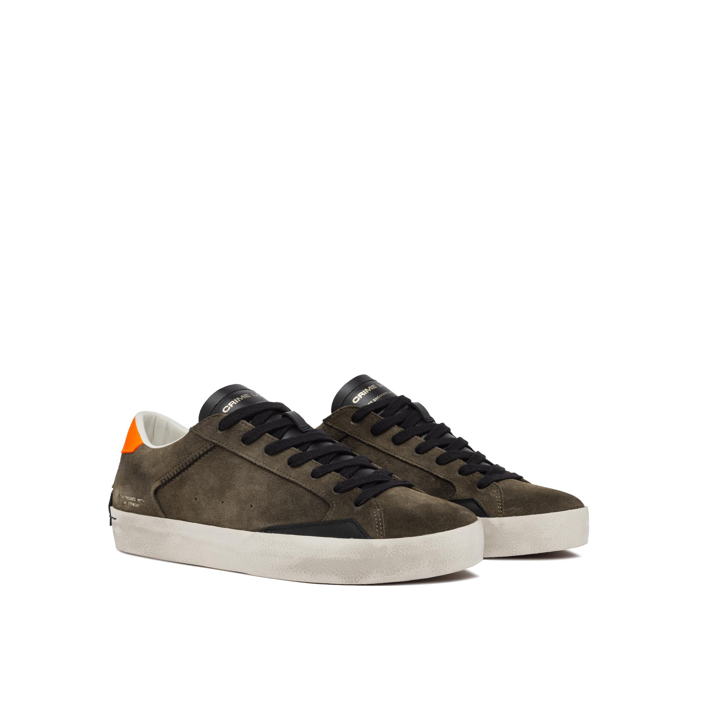 sneakers in pelle di alta qualità con effetto distressed su tomaia e suola, patch in pelle sul retro fissato con micro viti