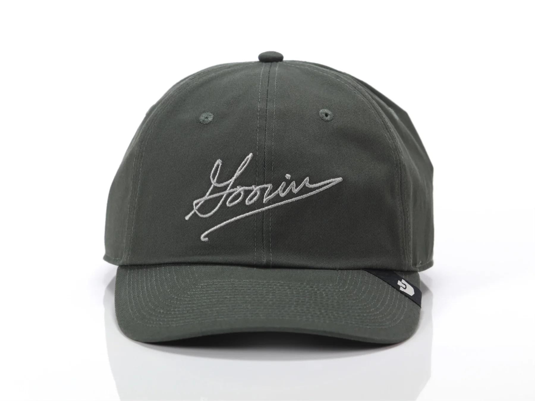 Cappellino con visiera e ricamo verde uomo 