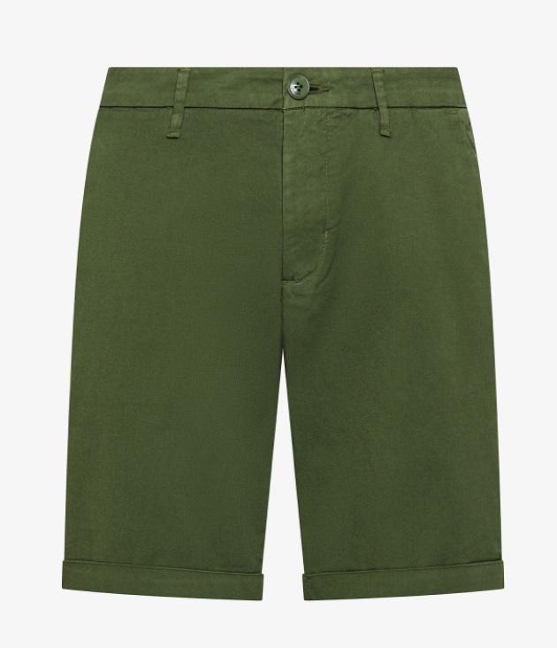 art. b35101: bermuda chino in cotone stretch, con risvolto sul fondo, chiusura con bottone e zip coperta