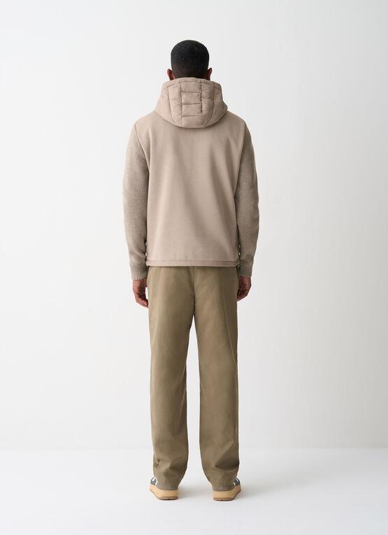 giacca ibrida trapuntata da uomo con cappuccio e maniche a costine combina stile e comfort, perfetta per le fresche giornate autunnali.