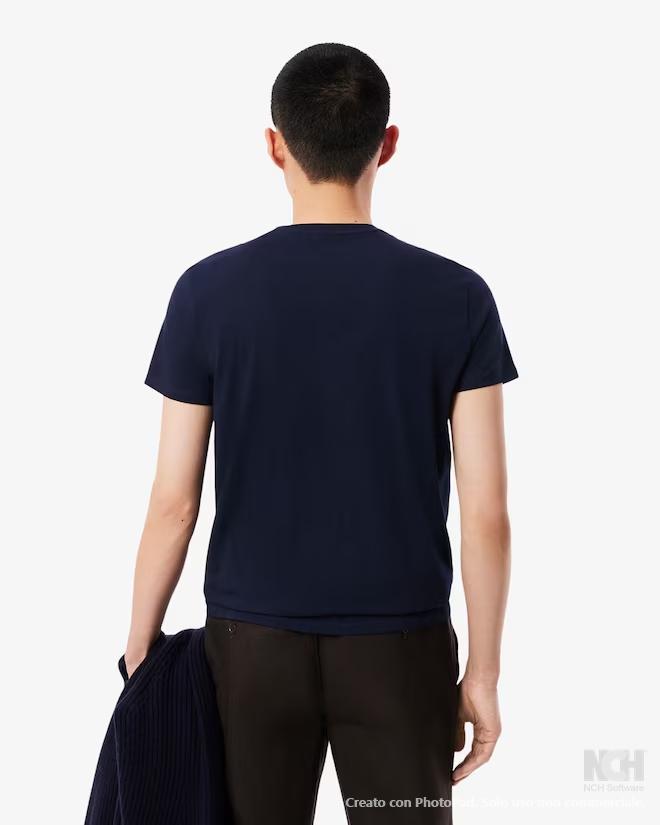 t-shirt con logo lacoste realizzata in cotone di alta qualità, coltivato in perù, particolarmente fine, leggero, resistente e con una leggera lucent