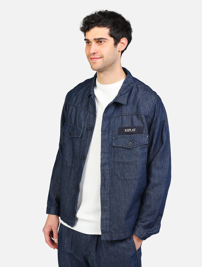 art. mv876: giubbotto jeans con doppio taschino e logo cucito fronte e chiusura a bottoni