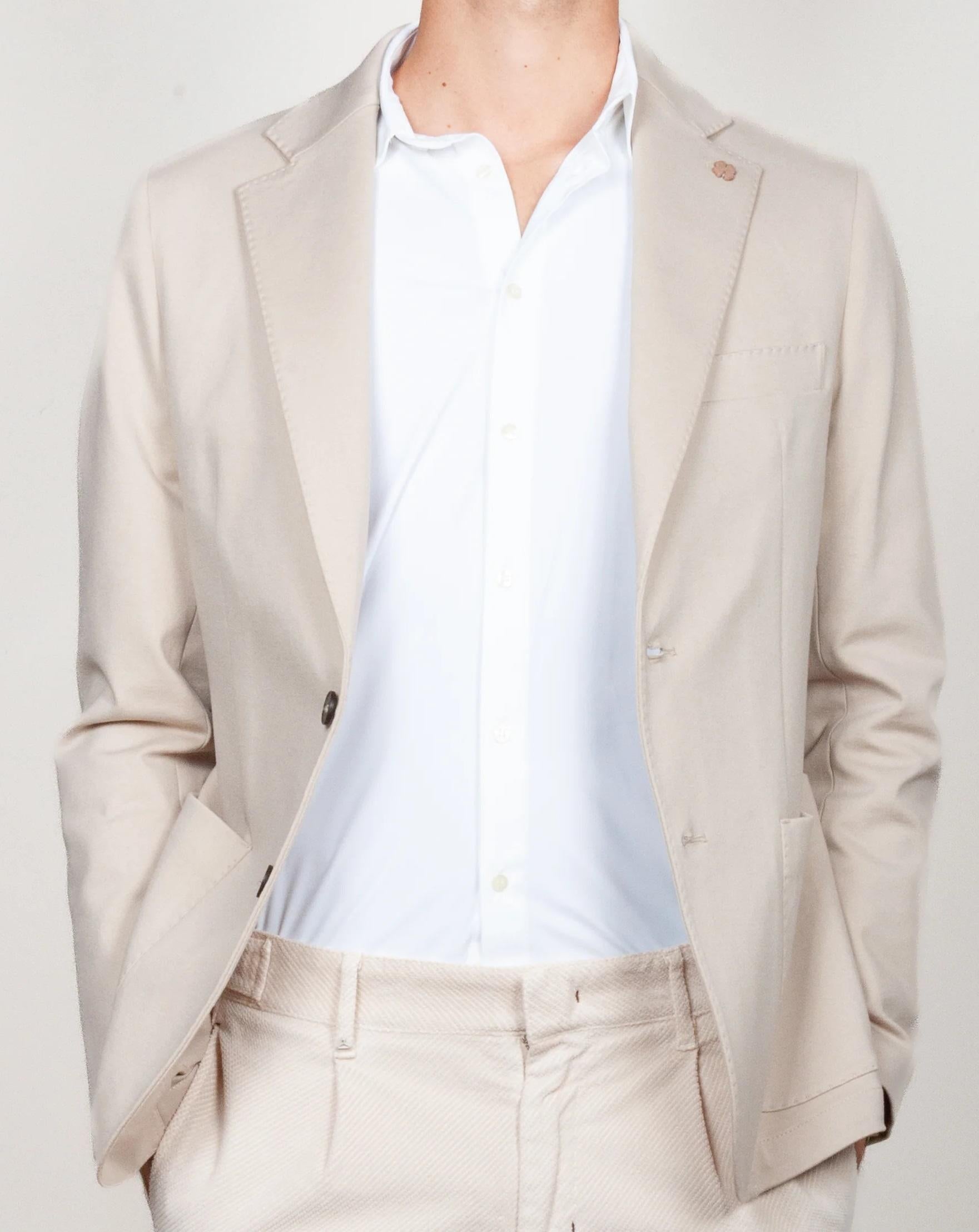 Giacca due bottoni con tasche a toppa e due spacchi posteriori beige uomo 