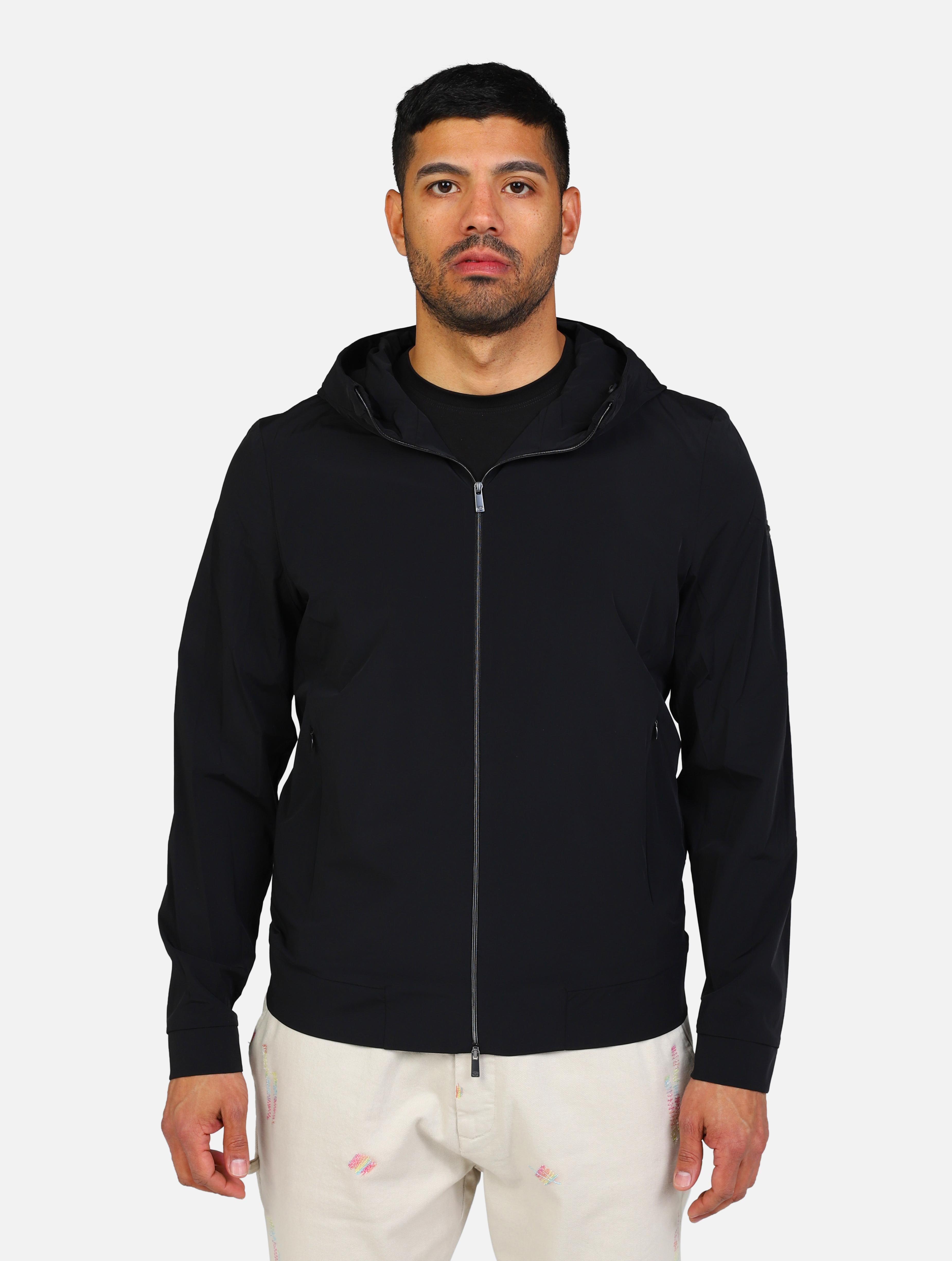 art. cg-ruiz hood-ss25: giacchetto con cappuccio, antivento, stretch ad asciugatura rapida, collo alto, chiusura zip e logo patch sulla manica lunga