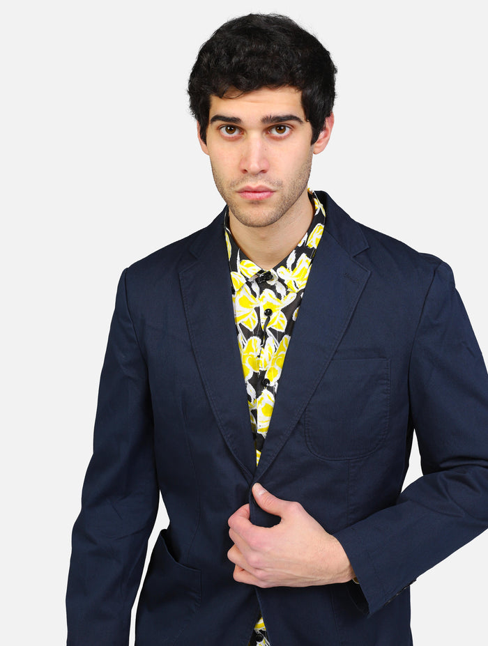 art. 16096399: giacca monopetto con chiusura a due bottoni, due tasche anteriori e taschino; regular fit